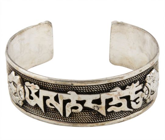 Armband “Ohm Mani padme Hum” (ongeveer 65×55 mm en 20 mm breed)